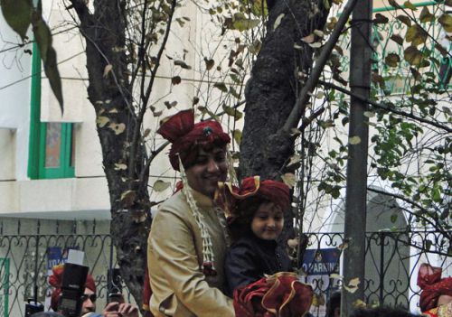 家はライトアップされてまるで新年の飾りつけのようです