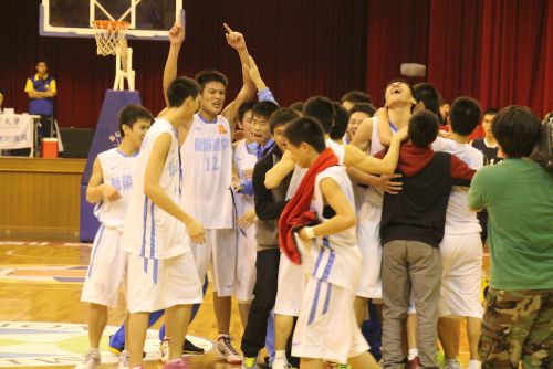 敗者復活戦2試合目で逆転勝利し、喜びを爆発させる新榮高中(シンロンガオジョン)の選手たち