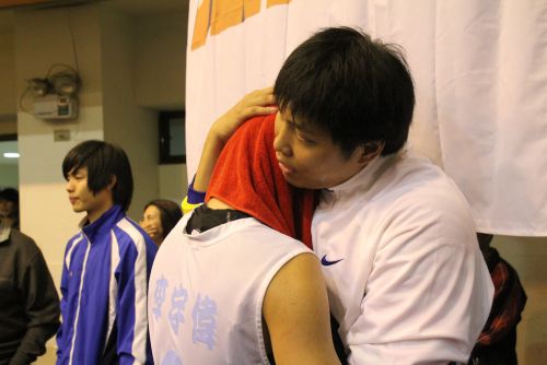 コーチに抱かれ、涙する選手