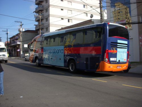 平日に通勤する人々を乗せた観光バス