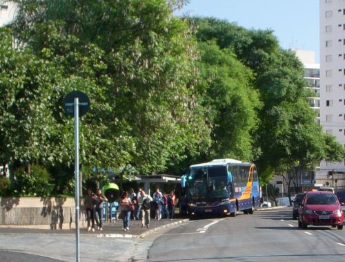 通勤のために利用される観光バスと乗り降りする人々