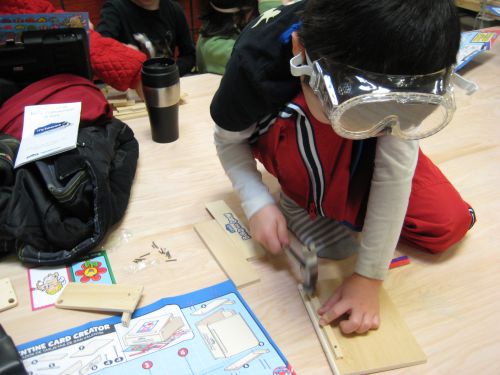 木工クラフトのワークショップに参加した息子。職人ぽいゴーグルとエプロンも無料でもらえました