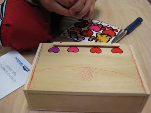 シールや色鉛筆、カードも無料支給。ワークショップへのリピーターが多いのは、サービスの良さもあるのでしょう