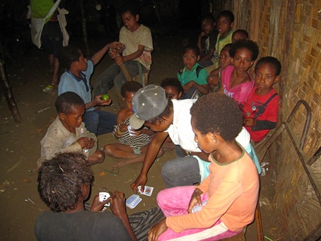 集会所に来ている村人たち