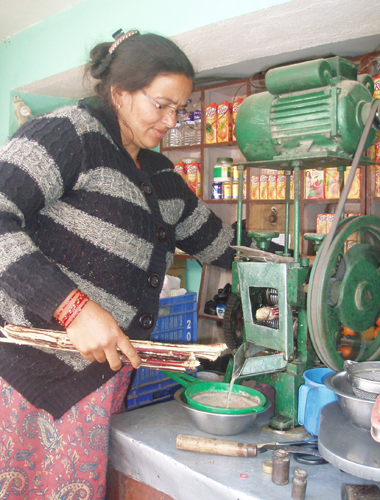 力をこめて突っ込みます。マシーンの砂埃は気にしないで