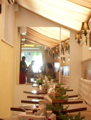 鏡を部屋の奥に貼り付けて空間を広く見せているカフェテリア