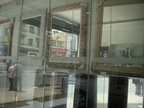 鏡屋さんで販売されている額縁のある鏡