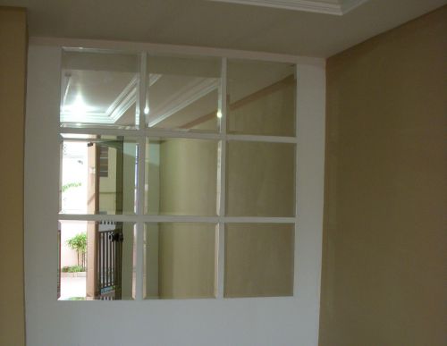 正面玄関を入ったサロンに飾られた鏡