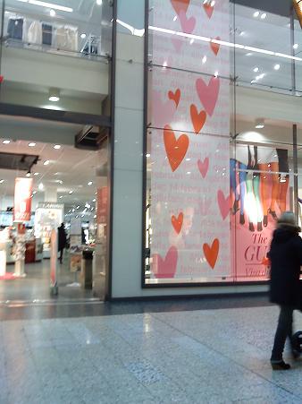 デパートの入り口に掲げられた「すべてにハートの日」