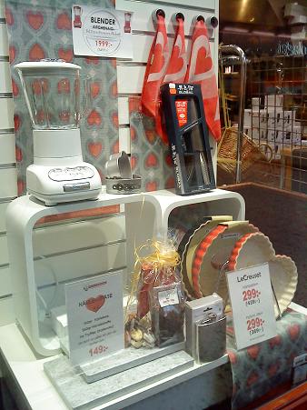 雑貨屋にもハートグッズが並びます