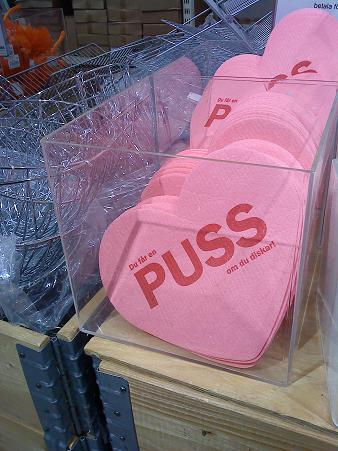 食器洗い用ふきん、PUSS（キス）と大きく書いてありますが、このふきんに書かれた文章は「あなたが食器を洗ったら一回キスしてあげる」スウェーデンの雑貨によくある「モノに文章をマッチさせるセンス」にはいつも感銘します。