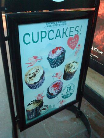 カフェの看板にもハート、カップケーキのPRです