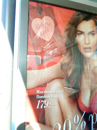 電停のパネル、ファッションもハートでアピール