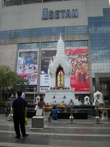 美しい白亜の祠、トリムルティ