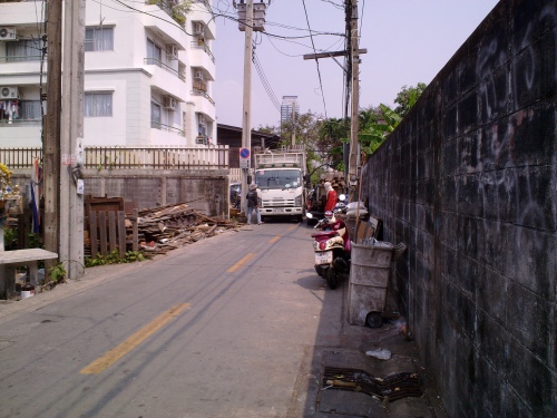 必死で通り抜けようとするトラック　