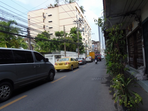 車道と言ってもこの狭さ。追い越し車両がまた事故の元