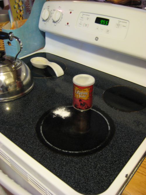 レンジ回りの掃除は、洗剤の代わりにもっぱらベーキングソーダ（重層）を使っています