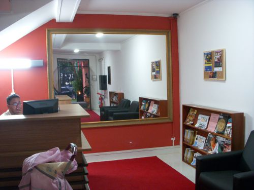 サンパウロのインド文化センターの受付の鏡