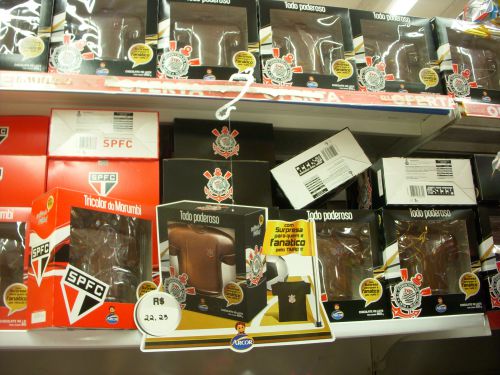 サンパウロの人気サッカークラブ、コリンチャンスやサンパウロFCのユニフォームをイメージさせられるチョコレート