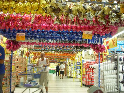 大型スーパーで特設の陳列用の竿に吊るされた卵形チョコレート