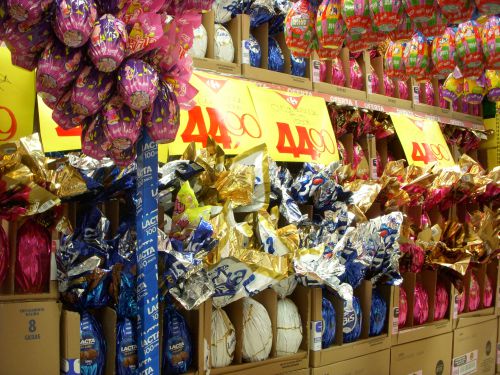 スーパーマーケットで販売されている卵形チョコレート