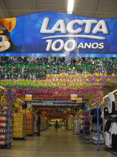 大型スーパーで特設の陳列用の竿に吊るされた卵形チョコレート