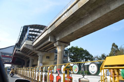 出来たばかりの地下鉄の駅を見上げて