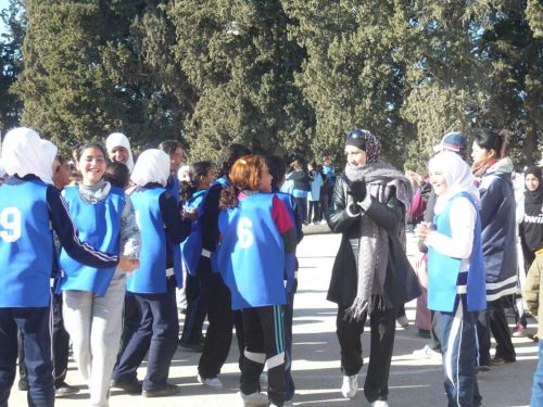 生徒たちに声をかける体育教員　