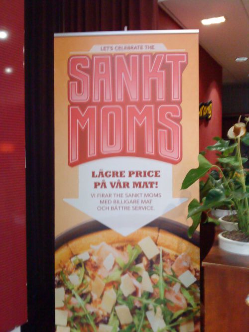 「MOMSの引き下げによる値下げ」をPRするピザ店