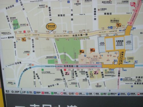 場所は市民大道（シーミンダーダオ）側の地下街。延平北路（イェンピンベイルー）と塔城街（ターチェンジエ）の間の辺り