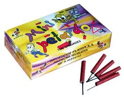 火祭り時期のバレンシアでは大人も子どももぺタルドで盛り上がっています。