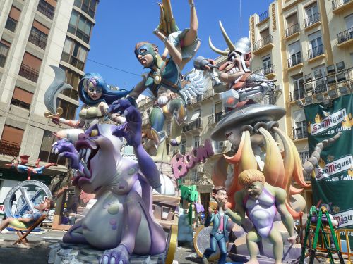 約600体もの張り子が街の中に置かれています！