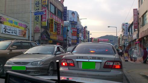 片側1車線ずつあるはずの道路、譲り合わないとすれ違うこともできません