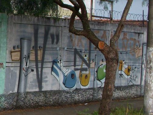 靴の紐が電線に結びついる絵