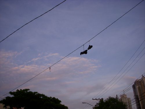 電線に引っかけられた靴