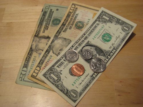 アメリカの通貨はドルとセントで紙幣と硬貨があります。2ドル札もありますが、あまりお目にかかりません
