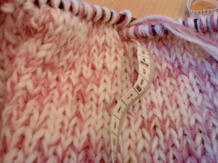 段数を数えながらではなく、メジャーで何センチと測りながら編むのが北欧風