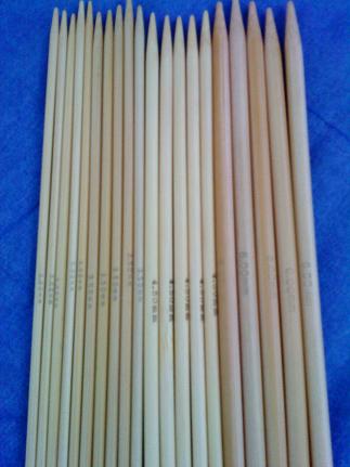 編み針も号数ではなく、直径何ミリの棒針、というように表します。ちなみに6ミリは13号、4.5ミリは8号、3.5ミリは5号と6号の間、3.0ミリは3号に相当します