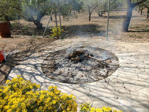 カルソットを焼くスペースが庭に設けられている友人宅。この円の中で炭火焼。