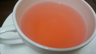 昨年我が家でサンスユを煮出して作ったお茶、赤い色が鮮やかです