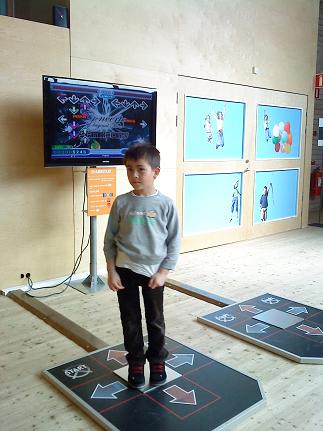 このマシンは、日本の皆様ならゲームセンターで一度は見たことがあるのではないでしょうか