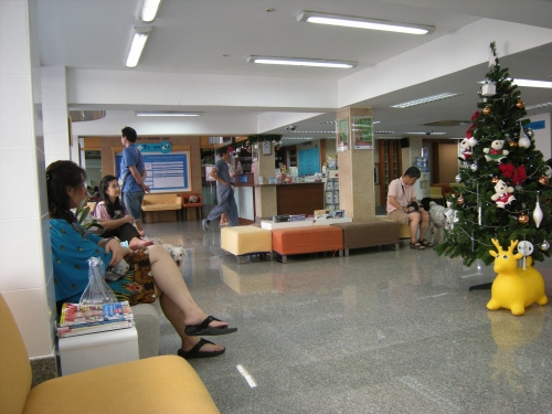 広々とした待合室では、椅子がばらばらに置かれています