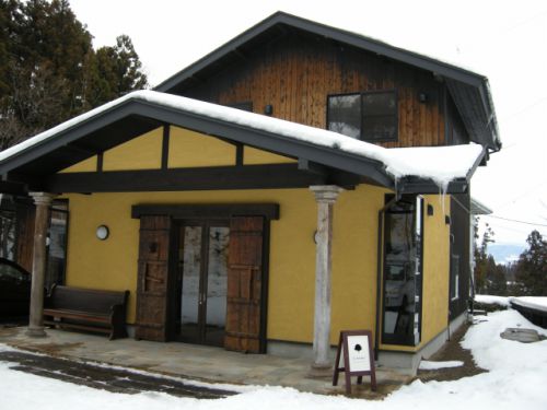 雪の中に佇む「珈琲　楓舎」