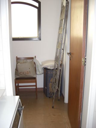 マンションの一室のお手伝いさんの部屋。お手伝いさんの着替え部屋や納戸として使用されていることも。