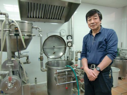 清水建宇氏。店内で作り、出来立てを売る。使用前後1日2回機材を洗うのでピカピカでした。