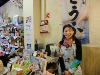 奥さまは、店頭で接客。とても感じが良い方でした。