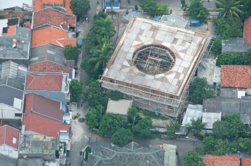 下町の中に見つけた建設中のモスク