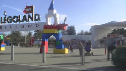レゴランドのエントランス、通常の入場料は大人299デンマーククローナ（約4500円）3〜12歳までと65歳以上は279クローナ（約4200円）二日券や年間パスなどもあります。数々出ているホテルやフェリーなどと入場券がセットになったパックを使うと割安で便利です