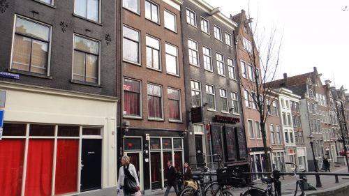 昼間の飾り窓には赤いカーテンがされています