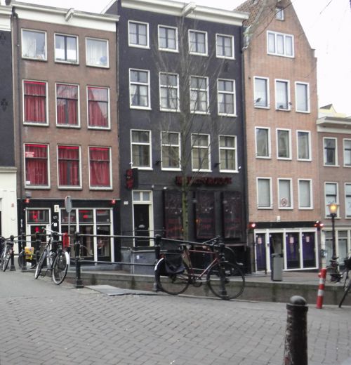 少し遅い時間に行ったらお姉さんが立っていました（１階部分）